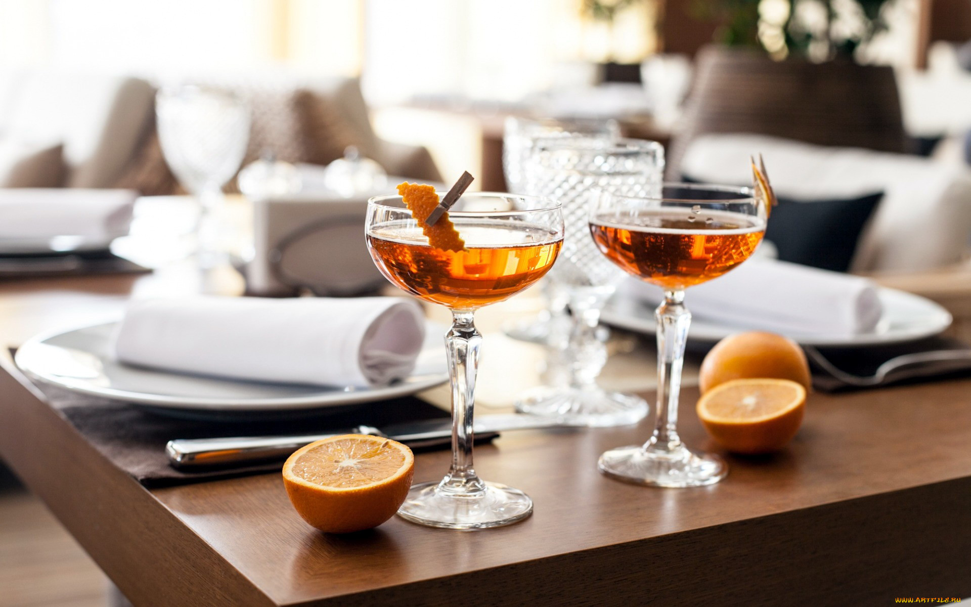 Вина и апельсины. Оранжевый коктейль в винном бокале. Вино с апельсином. Бокал вина и апельсины на столе. Бокал вина и апельсины картинки.